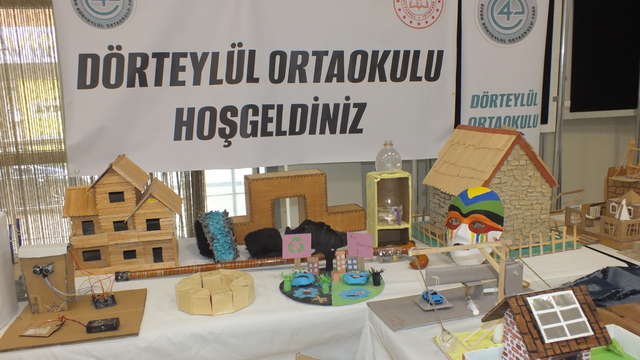 Sivas'ta ortaokul öğrencilerince Resim ve Teknoloji Tasarım Sergisi açıldı