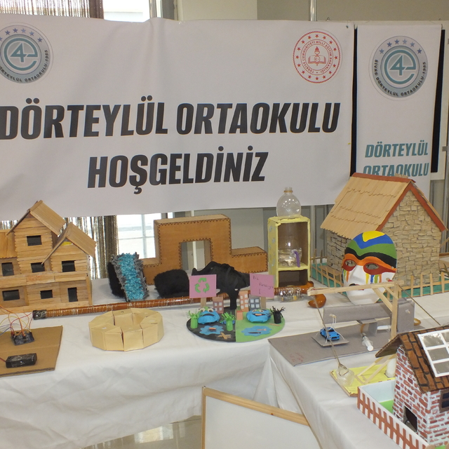 Sivas'ta ortaokul öğrencilerince Resim ve Teknoloji Tasarım Sergisi açıldı