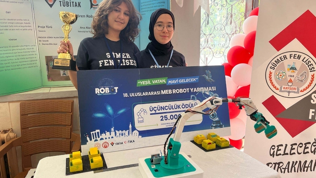 Geri dönüştürülmüş malzemeler ve 3D yazıcı ile geliştirdikleri robot projesiyle 3'üncü oldular