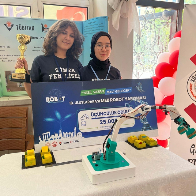 Geri dönüştürülmüş malzemeler ve 3D yazıcı ile geliştirdikleri robot projes...