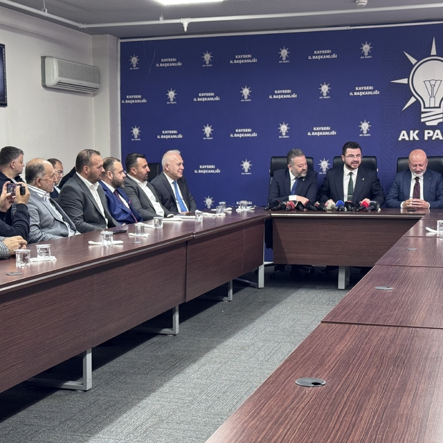 Yeniden Refah Partisi'nden istifa eden 4 meclis üyesi AK Parti'ye geçti
AK...