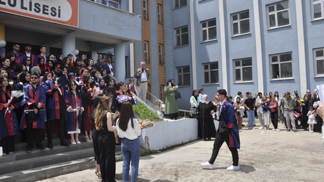 Bulanık Anadolu Lisesi'nde mezuniyet coşkusu