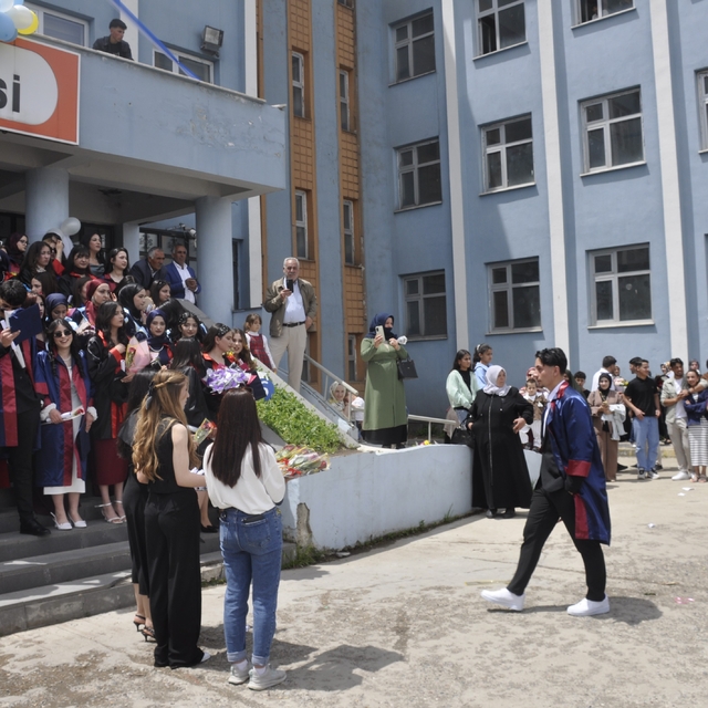 Bulanık Anadolu Lisesi'nde mezuniyet coşkusu