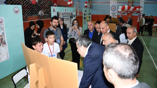 Öğrenciler projelerini 'Bilim Fuarı'nda tanıttı