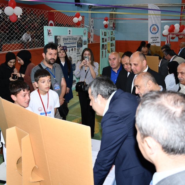 Öğrenciler projelerini 'Bilim Fuarı'nda tanıttı