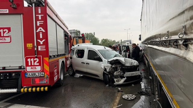 Yangın ihbarına giden itfaiye aracı zincirleme kazaya karıştı: 4 yaralı