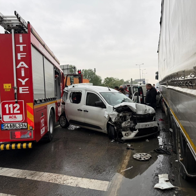 Yangın ihbarına giden itfaiye aracı zincirleme kazaya karıştı: 4 yaralı