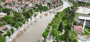 Tokat'ta taşkın riskine karşı dev kayalarla 9 kilometrelik set çekildi