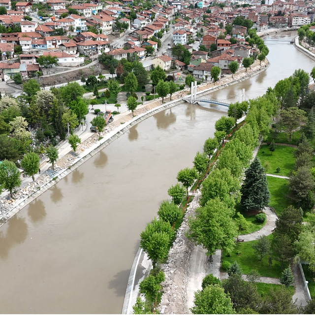 Tokat'ta taşkın riskine karşı dev kayalarla 9 kilometrelik set çekildi