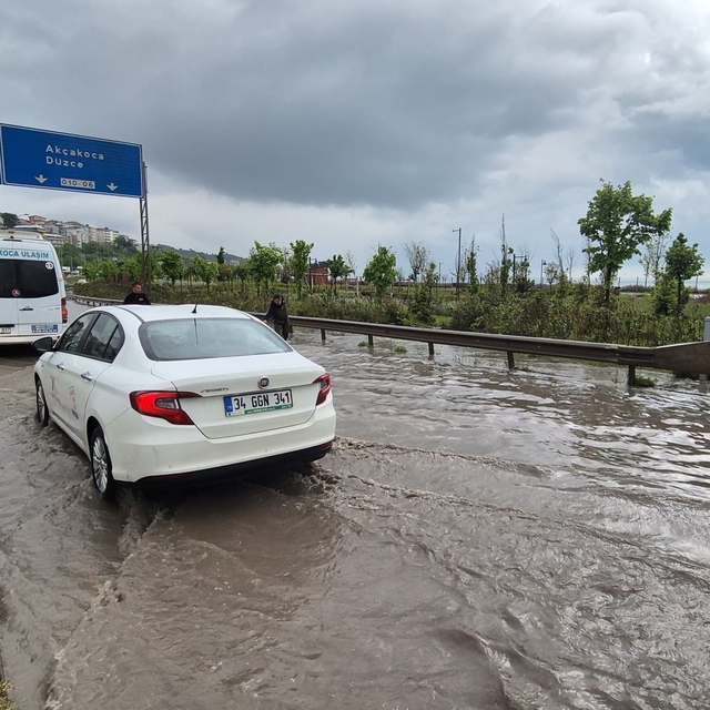 Zonguldak-İstanbul kara yolu su ile doldu, araç kuyrukları oluştu
