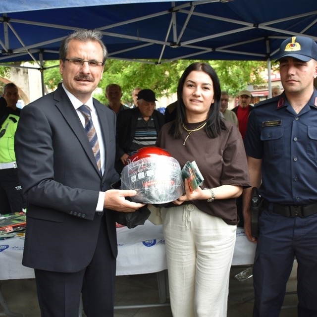 Salihli'de motosiklet sürücülerine kask dağıtıldı
