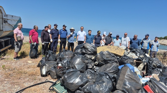 Datça Karya Yolu'nda 3,5 ton atık toplandı