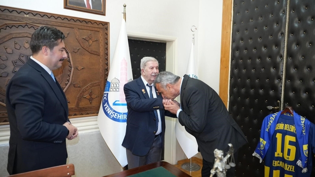 Başkanlık makamında duygusal buluşma
Gazimağusa Belediye Başkanı Uluçay, Kıbrıs Gazisi Mustafa Özel ile bir araya geldi