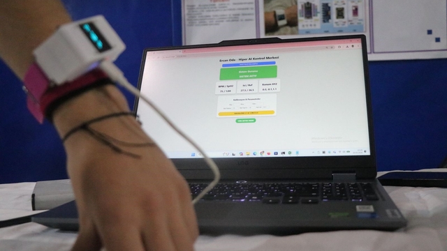 Alzheimer hastaları ve çocuklar için geliştirildi: Liselilerin akıllı saati ön sipariş aldı
Meslek liselilerin geliştirdiği saat ile Alzheimer hastaları artık anlık takip edilecek
Bolu'da geliştirilen akıllı saat düşmeleri bile algılıyor