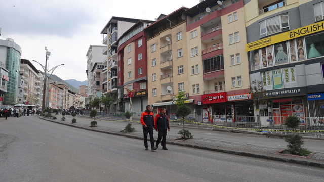 Hakkari'de temel kazısı sonrası çatlakların oluştuğu bölgede 2 bina daha boşaltıldı