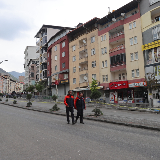Hakkari'de temel kazısı sonrası çatlakların oluştuğu bölgede 2 bina daha bo...