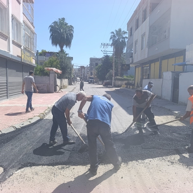 Akdeniz'de asfalt yama çalışmaları devam ediyor