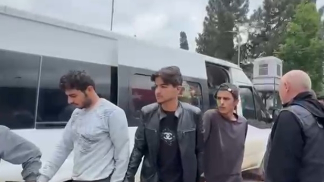 Otoyolda durdurulan minibüste 15 kaçak göçmen yakalandı