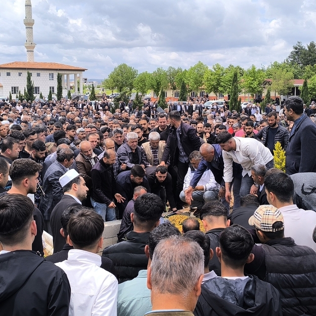 Elektrik akımına kapılarak hayatını kaybeden muhtar defnedildi