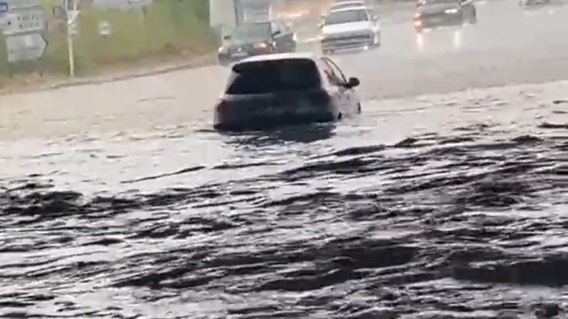 Tekirdağ'da 10 dakikalık sağanak hayatı felç etti
Bazı araçlar suya gömüldü