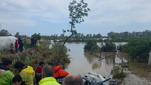 Hatay'da Asi Nehri taştı, sağanakta köprü ve yollar ile bir ev çöktü; 2 ölü, 3 yaralı (4)