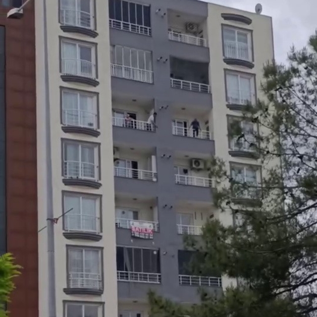 Balkondan kendini sarkıttı, ekipler harekete geçti