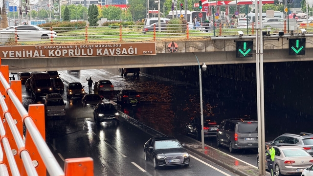 Diyarbakır'da sağanak; yollar göle döndü, iş yerlerini su bastı