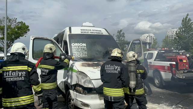 Minibüsün durumuna yakınırken yangına yakalandılar
Sosyal medya fenomeni o anları anlattı