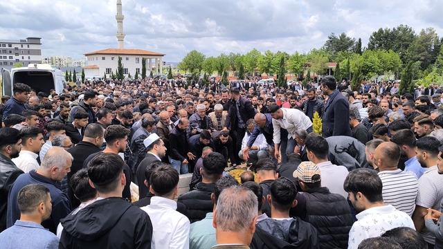 Elektrik akımına kapılarak hayatını kaybeden muhtar defnedildi