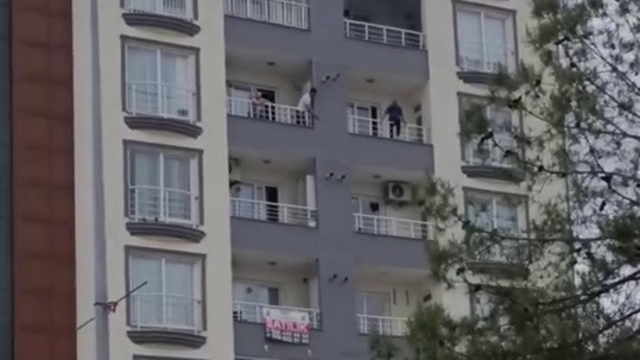 Balkondan kendini sarkıttı, ekipler harekete geçti
