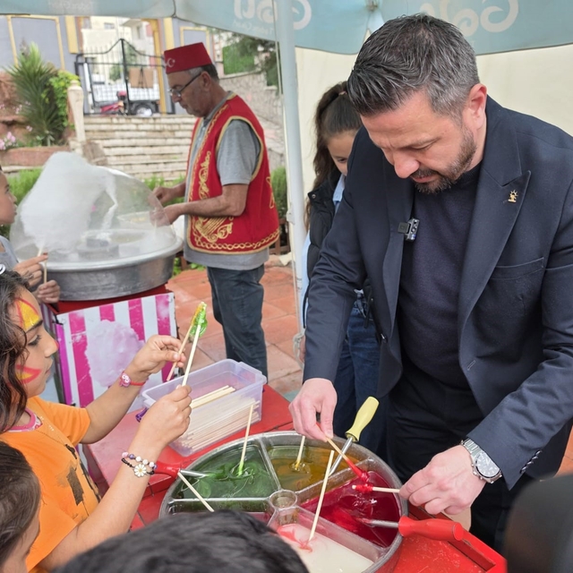 Balıkesir'de çocuklara şenlik havasında hediye yağmuru