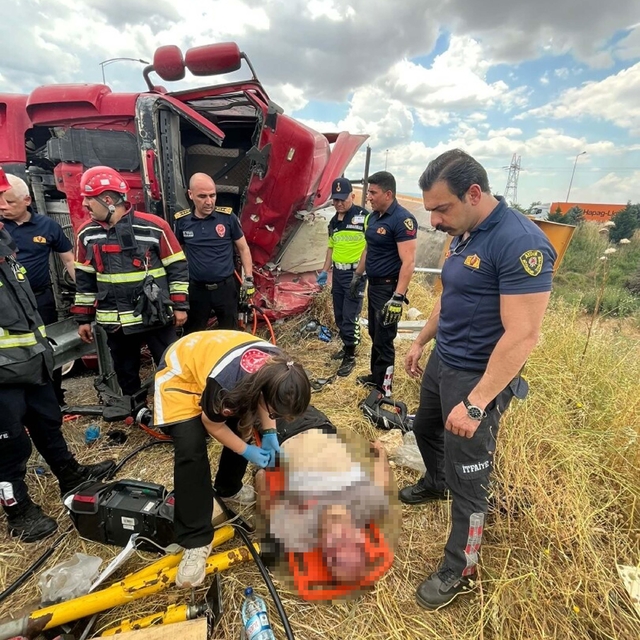 Aydın'da devrilen kamyonun şoförü öldü