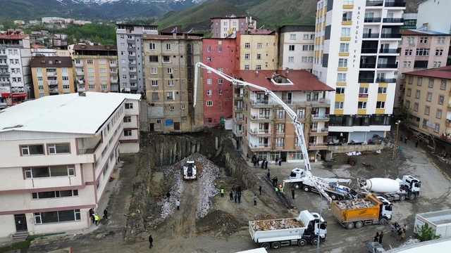 Temel kazısında meydana gelen zemin kayması nedeniyle 6 bina tedbir amaçlı boşaltıldı (2)