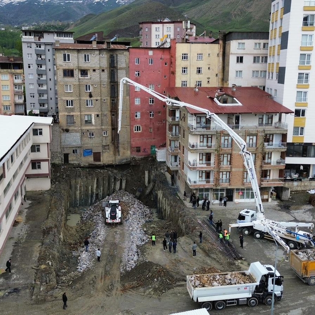Temel kazısında meydana gelen zemin kayması nedeniyle 6 bina tedbir amaçlı...