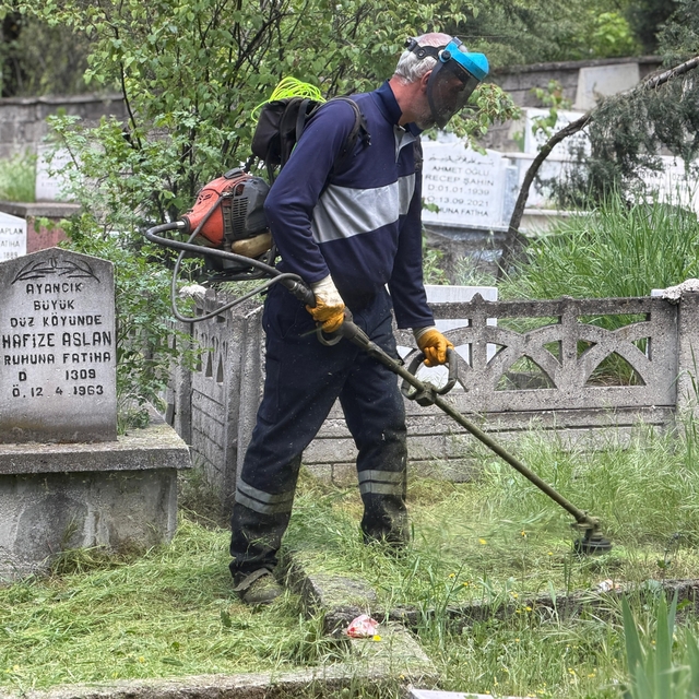 Karabük'te mezarlıklarda bayram mesaisi başladı