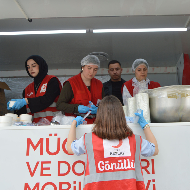 Selden etkilenen Havza'da Türk Kızılay görevlilerle selzedelere sıcak yemek...