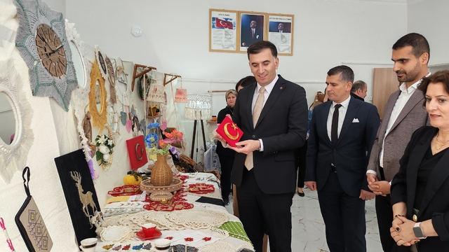 Tunceli'de Halk Eğitim Merkezi kursiyerlerince yıl sonu sergisi açıldı