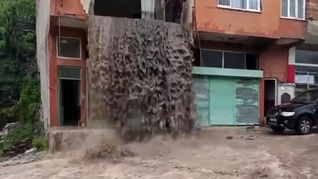 Ordu'da sel suları evin içinden şelale gibi aktı