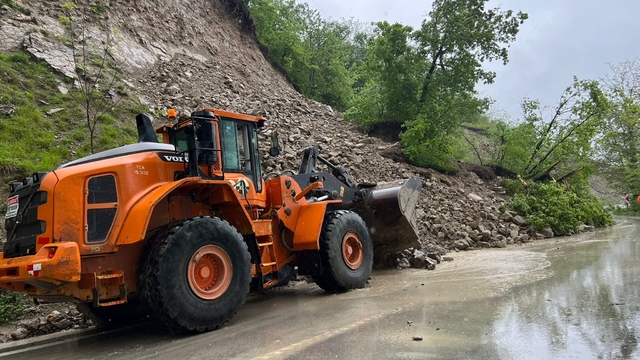 Ordu'da heyelan nedeniyle kısmen kapanan yol ulaşıma açıldı