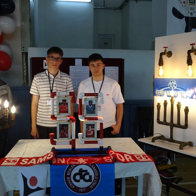 Meslek lisesi öğrencileri atık boruları sanata dönüştürdü