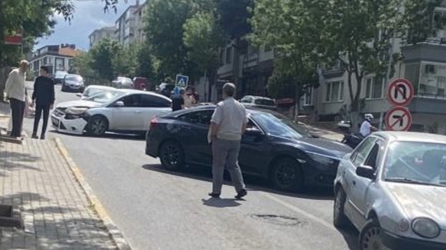 Lüleburgaz'da 3 araç birbirine girdi