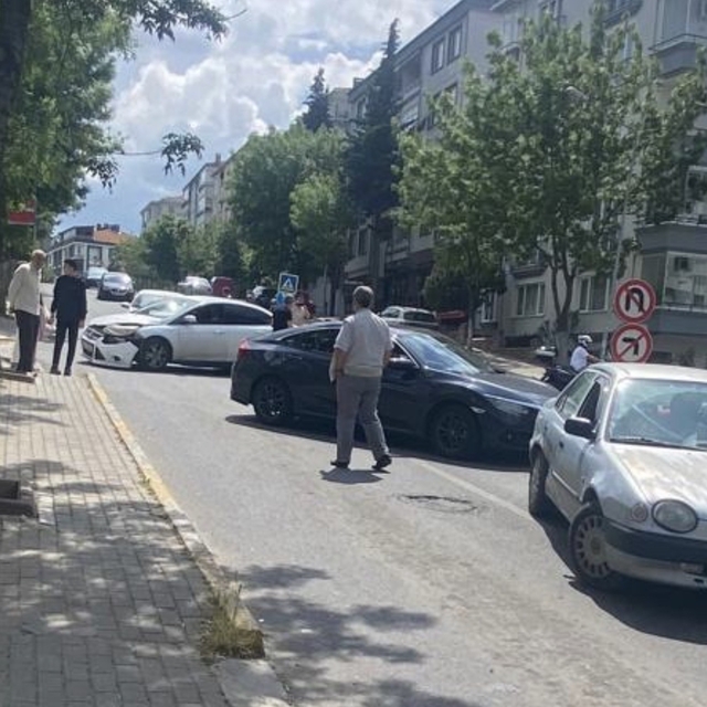 Lüleburgaz'da 3 araç birbirine girdi
