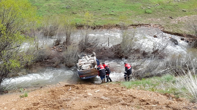 Sivas'ta dereye düşen otomobildeki 4 kişi yaralandı