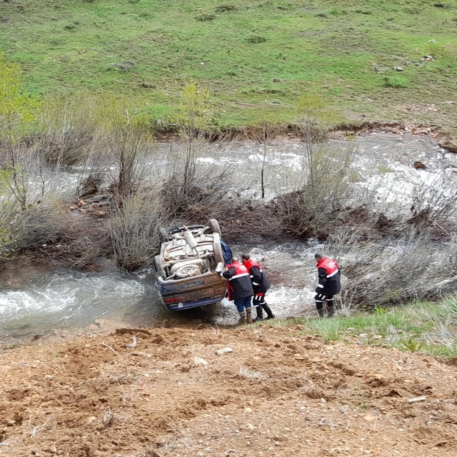 Sivas'ta dereye düşen otomobildeki 4 kişi yaralandı