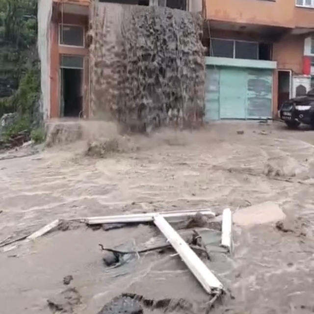 Sel suları evin içinden geçip balkondan caddeye aktı