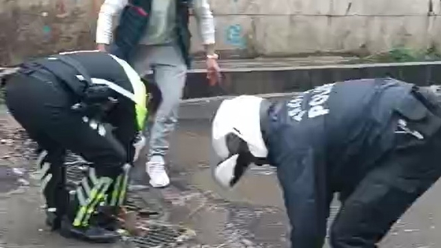 Diyarbakır'da sağanakta tıkanan mazgalları polisler temizledi