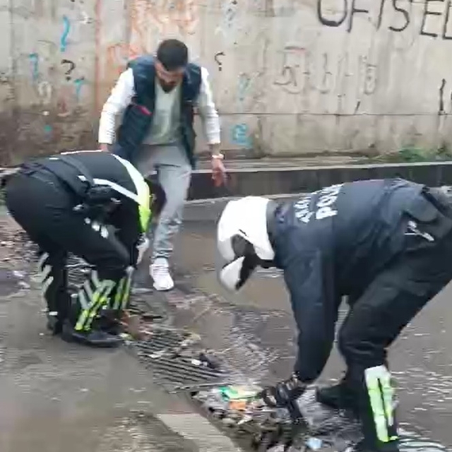 Diyarbakır'da sağanakta tıkanan mazgalları polisler temizledi