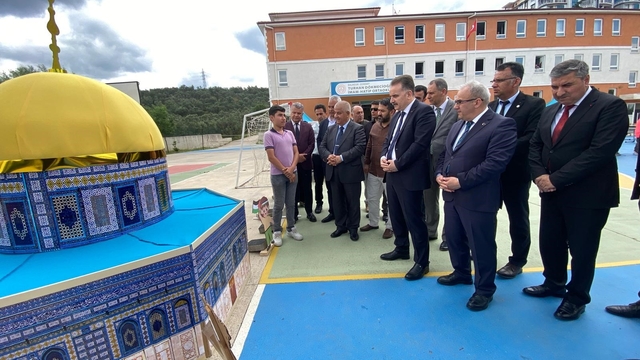Edremit'te "Vakti Kuşanmak" sergisi açıldı
Öğrencilerin projeleri göz doldurdu