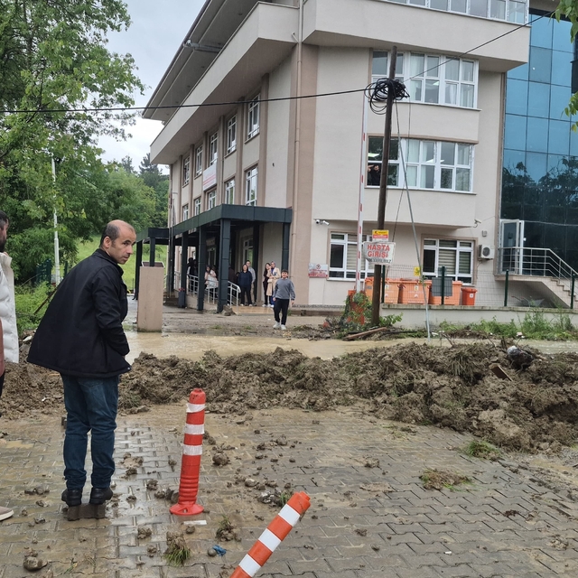 Sağanak sağlık ocağını vurdu: Hastalar ve personel mahsur kaldı