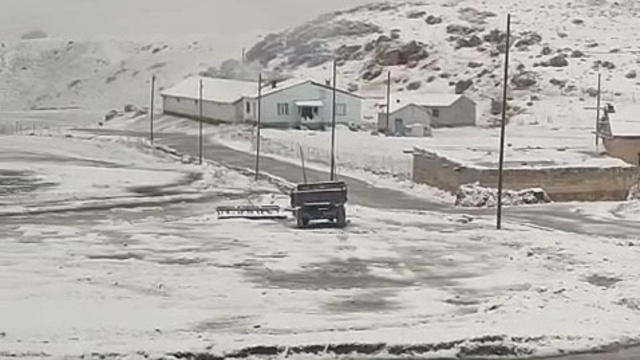 Gürpınar'da mayıs ayında kar sürprizi